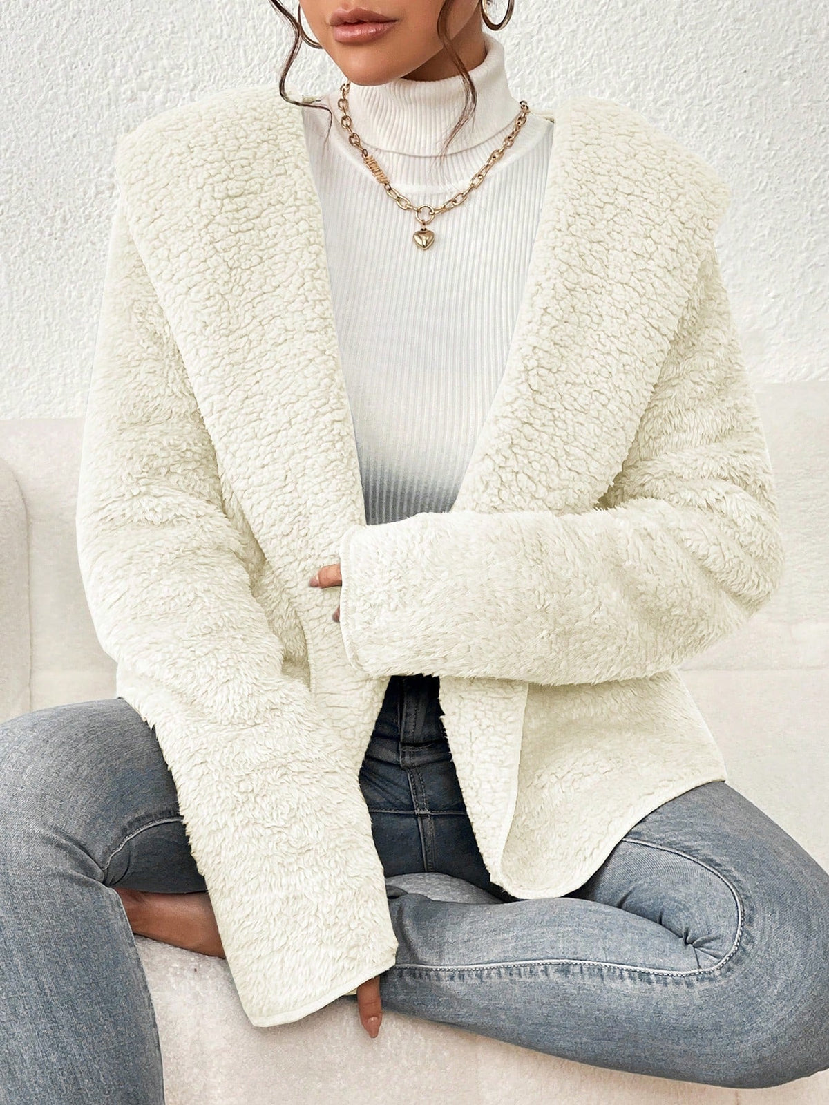 Casaco Teddy Feminino com Capuz e Bolso