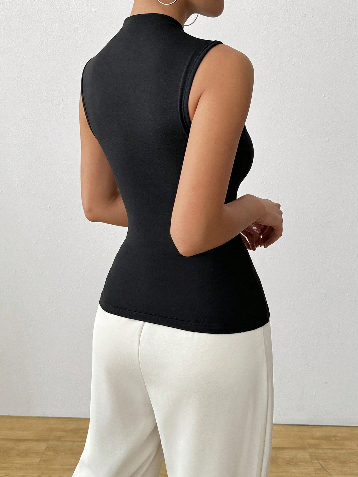 Blusa Regata Feminina com Detalhe Metálico