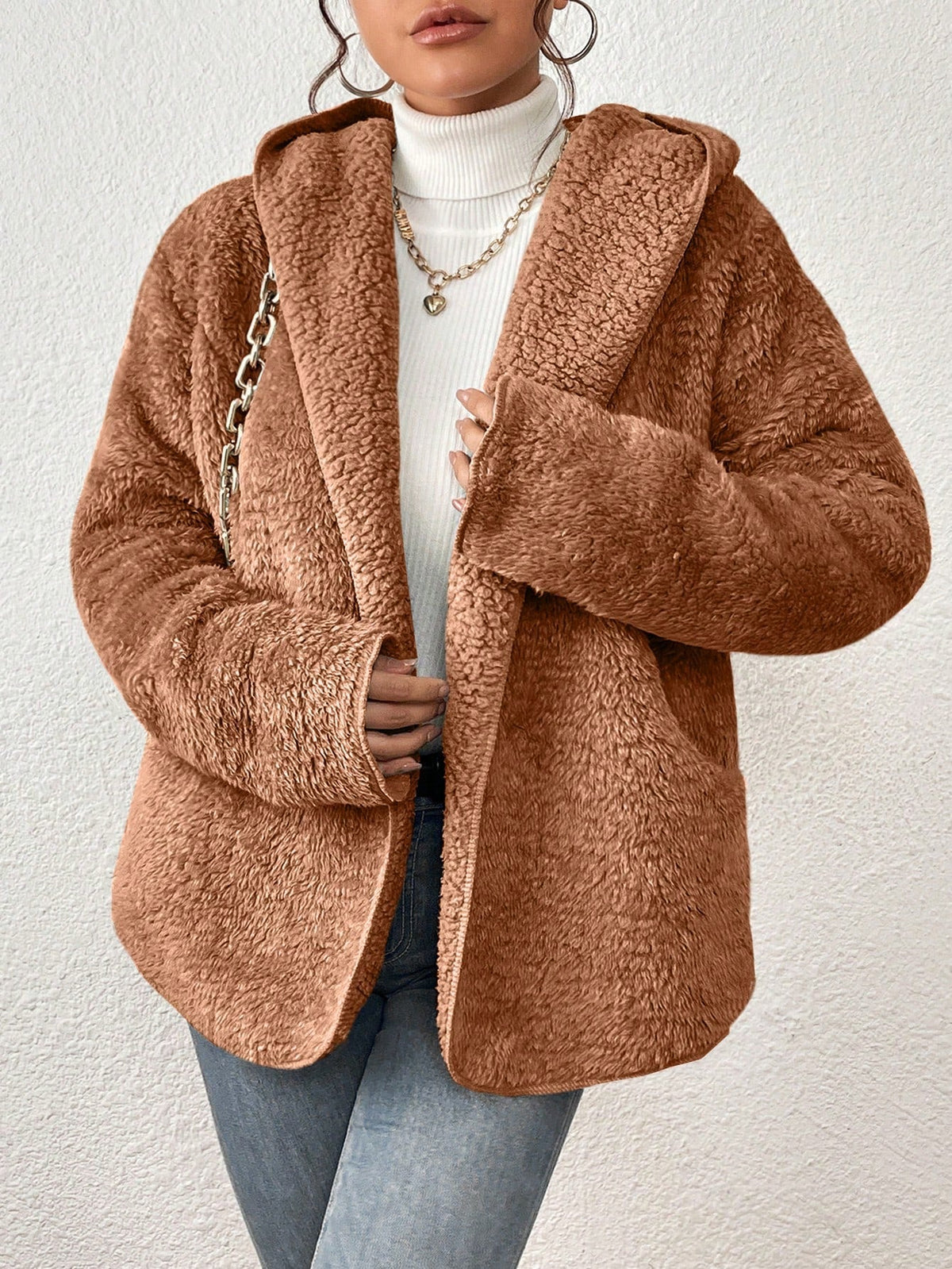 Casaco Teddy Feminino com Capuz e Bolso