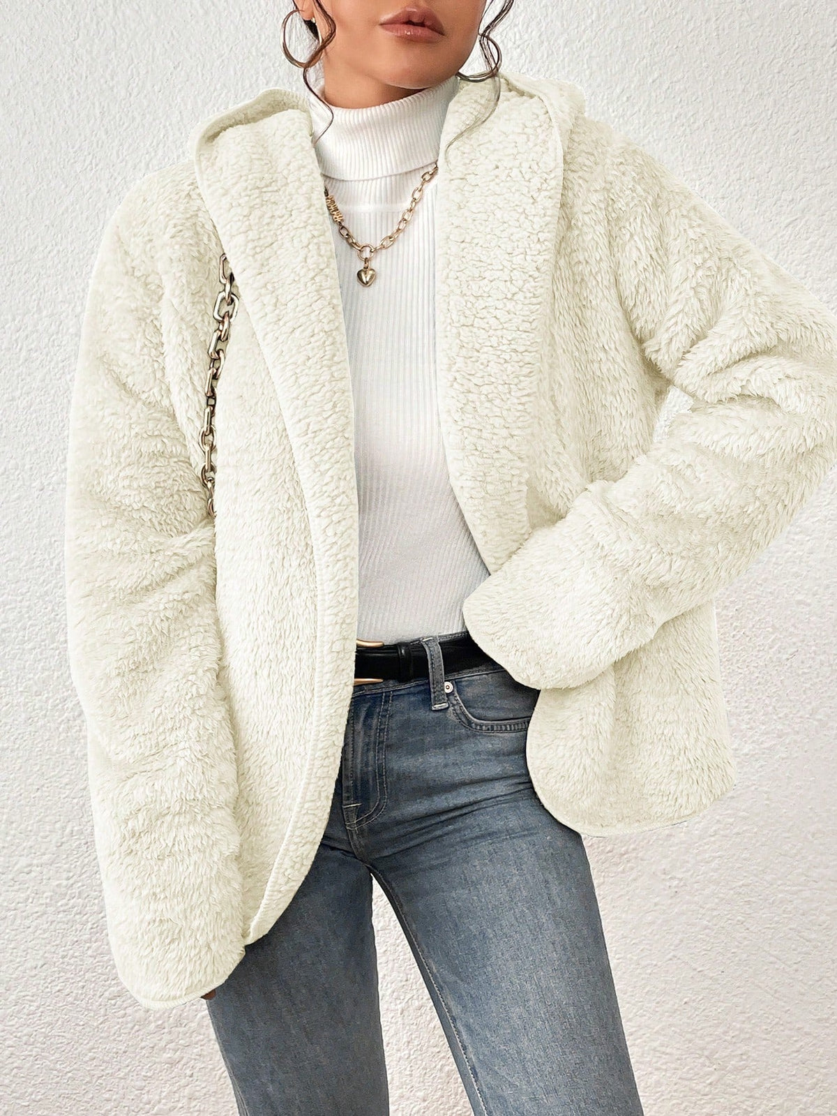 Casaco Teddy Feminino com Capuz e Bolso