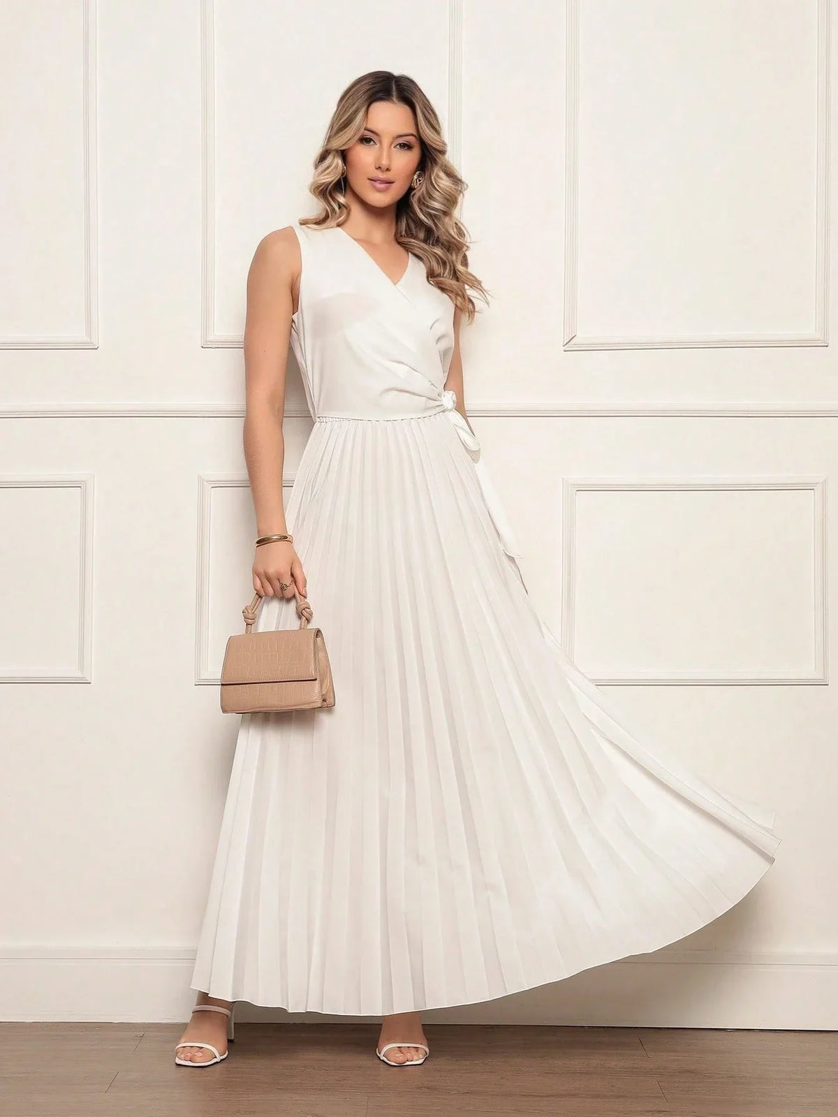 Vestido Longo Plissado Sem Manga com Decote em V e Cintura Ajustável