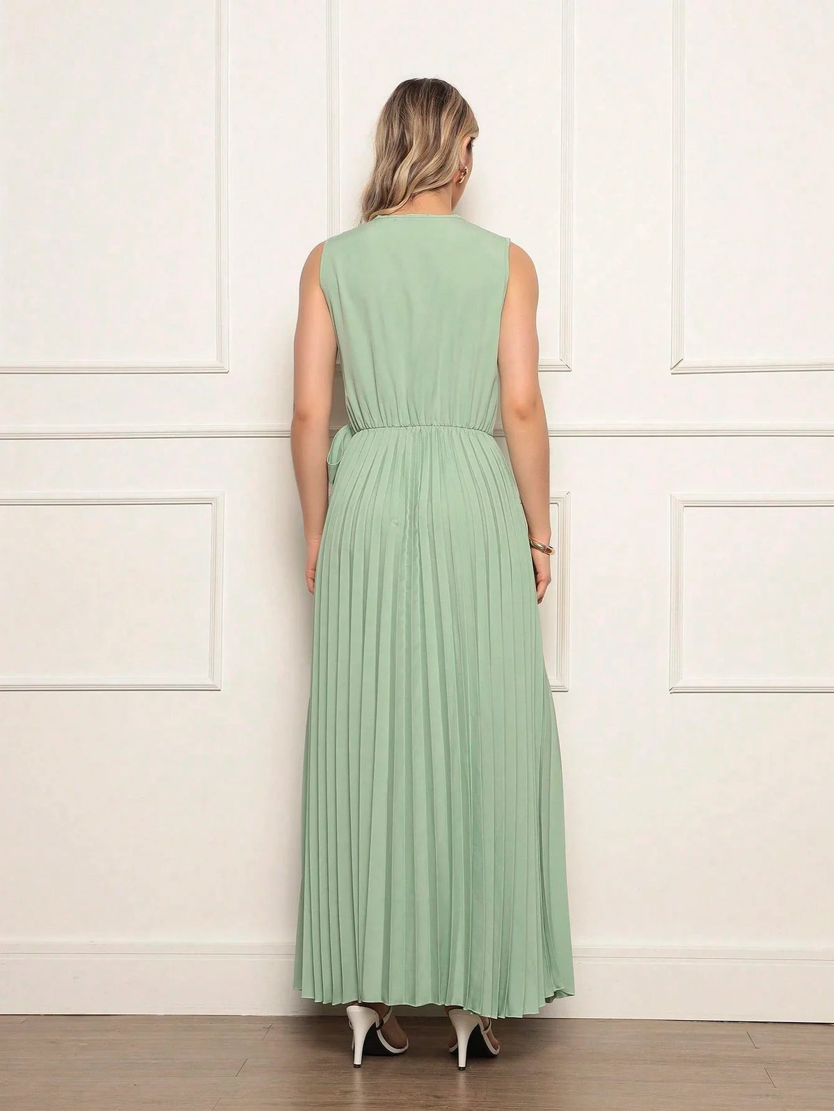 Vestido Longo Plissado Sem Manga com Decote em V e Cintura Ajustável