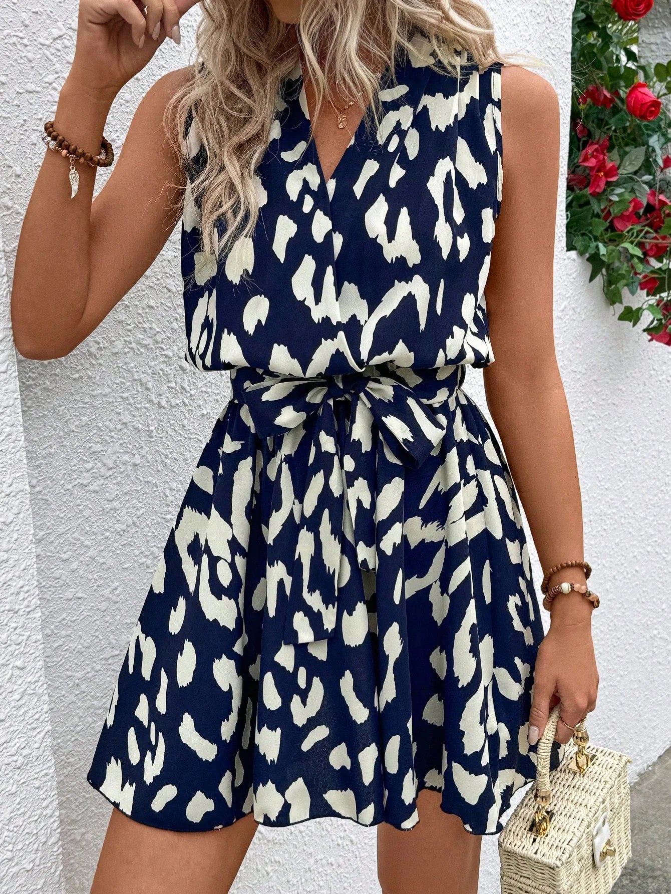 Vestido Curto Regata Estampado com Cinto