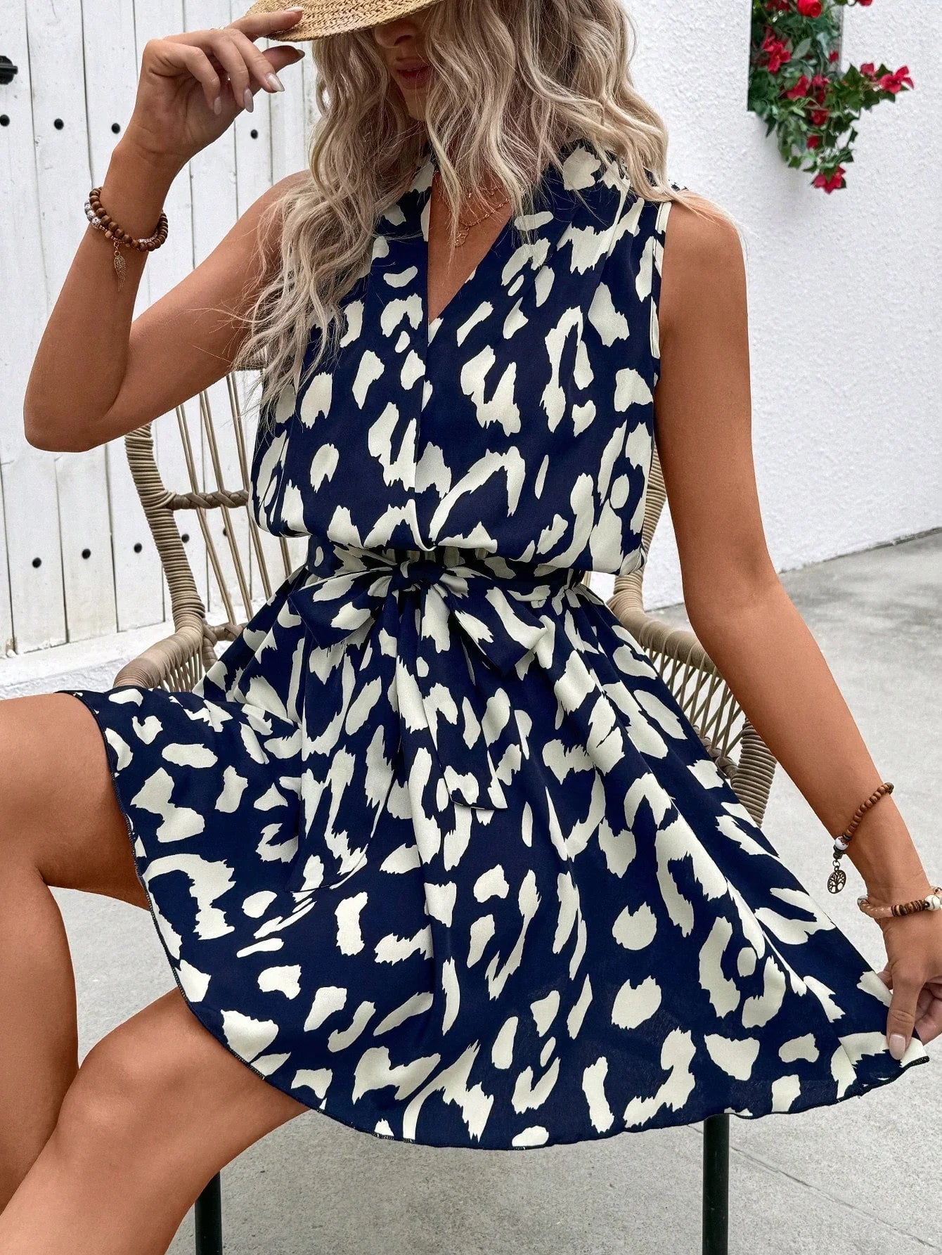 Vestido Curto Regata Estampado com Cinto