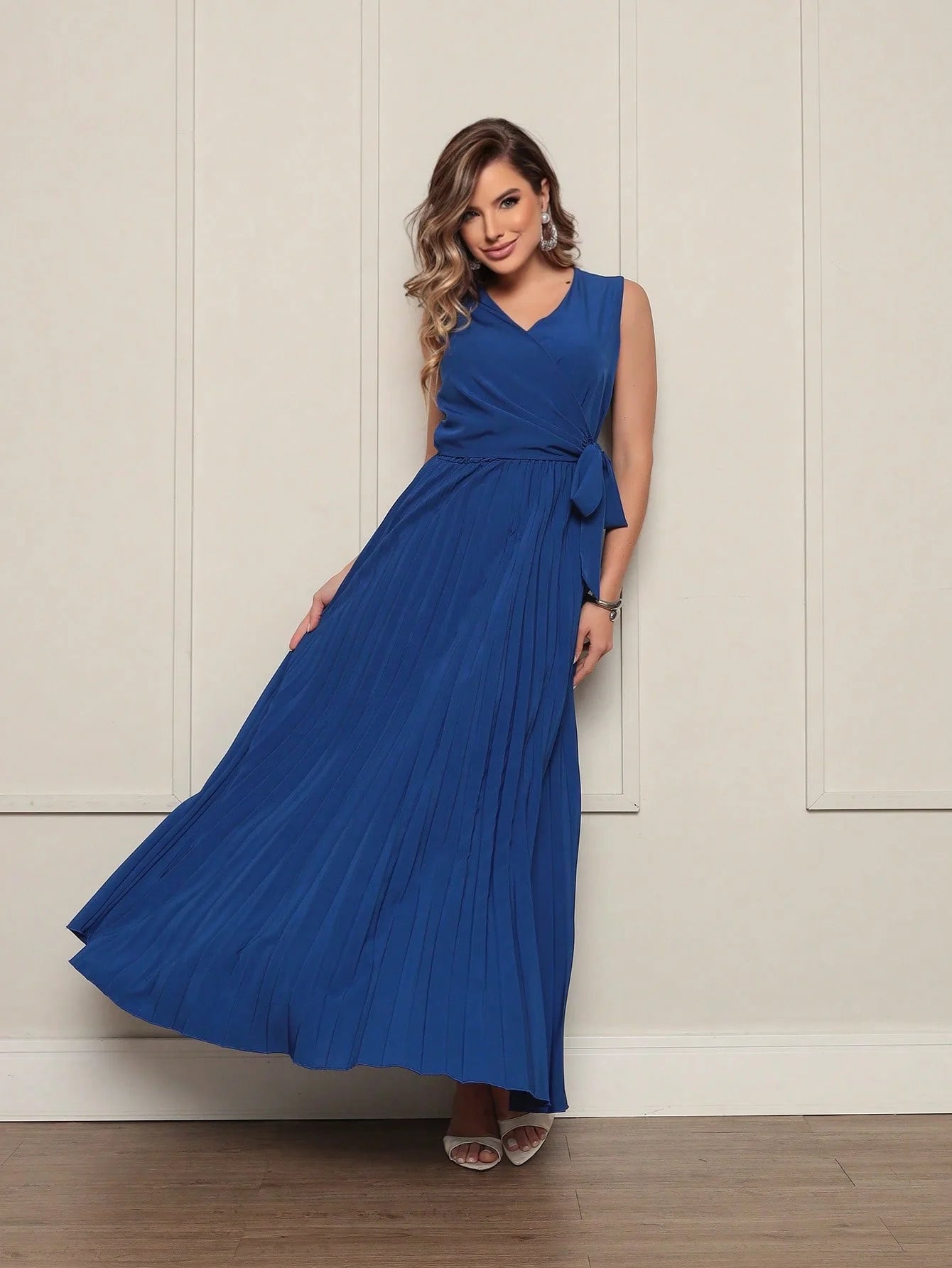 Vestido Longo Plissado Sem Manga com Decote em V e Cintura Ajustável