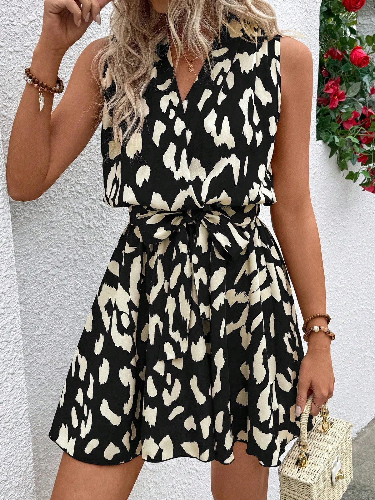 Vestido Curto Regata Estampado com Cinto