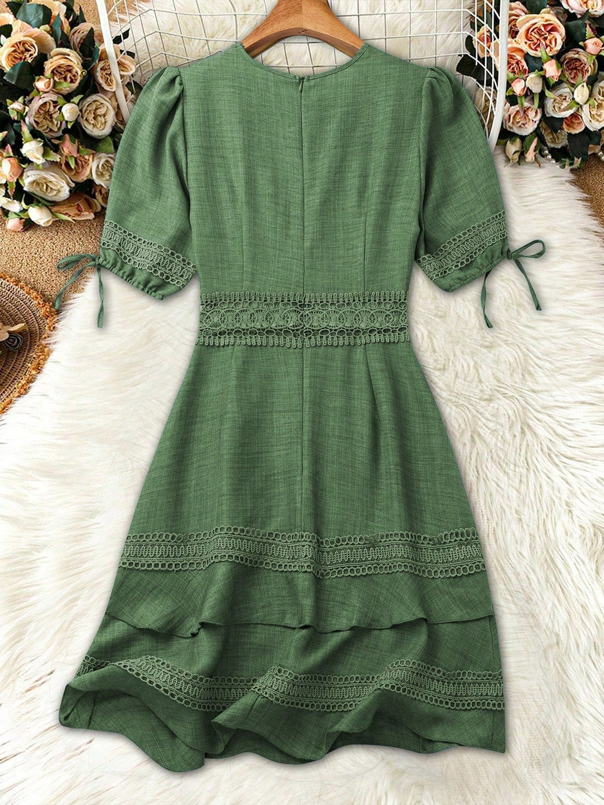 Vestido Curto Feminino Manga Bufante com Bordado