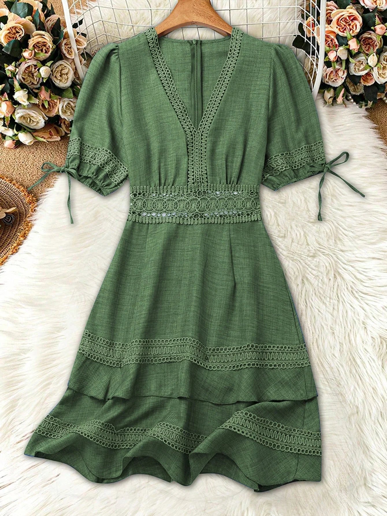 Vestido Curto Feminino Manga Bufante com Bordado