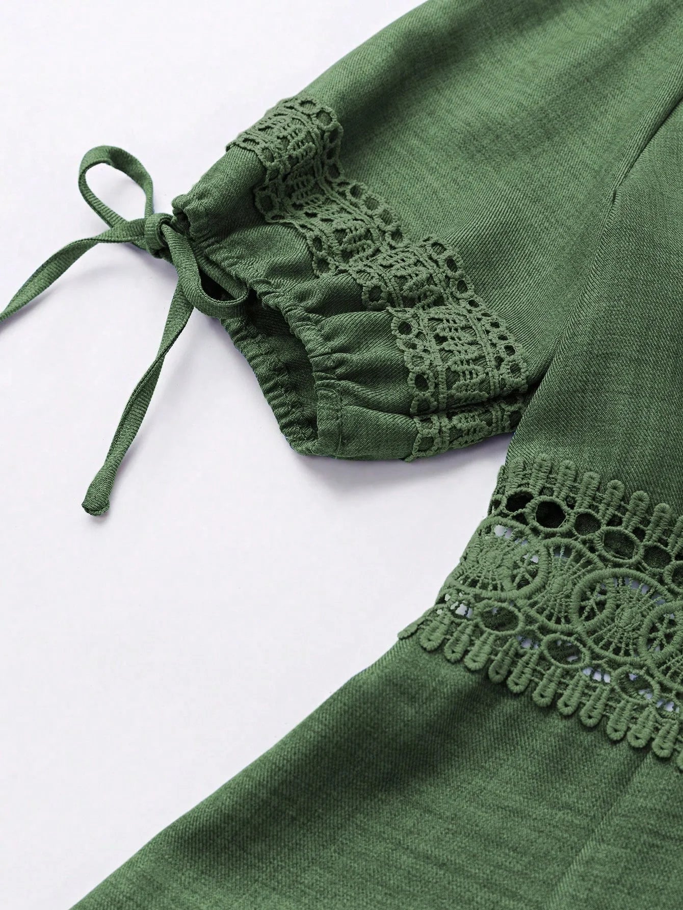 Vestido Curto Feminino Manga Bufante com Bordado