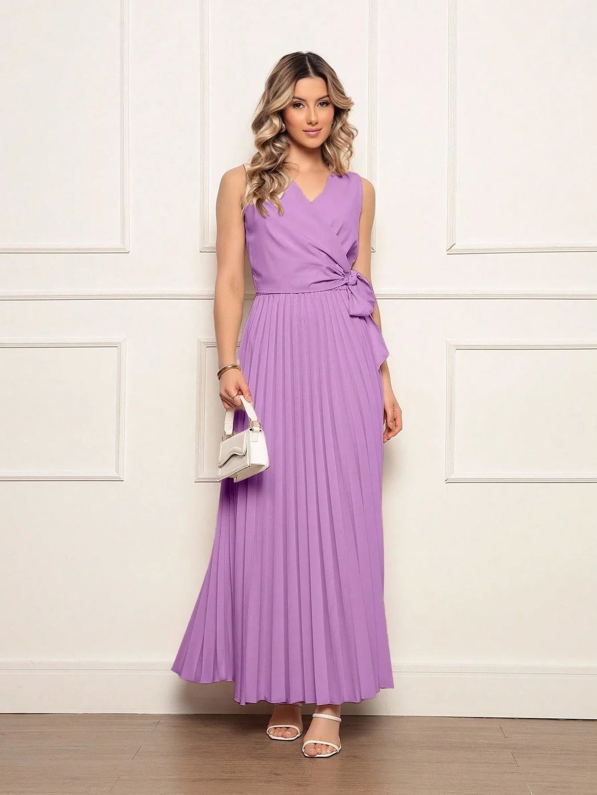 Vestido Longo Plissado Sem Manga com Decote em V e Cintura Ajustável
