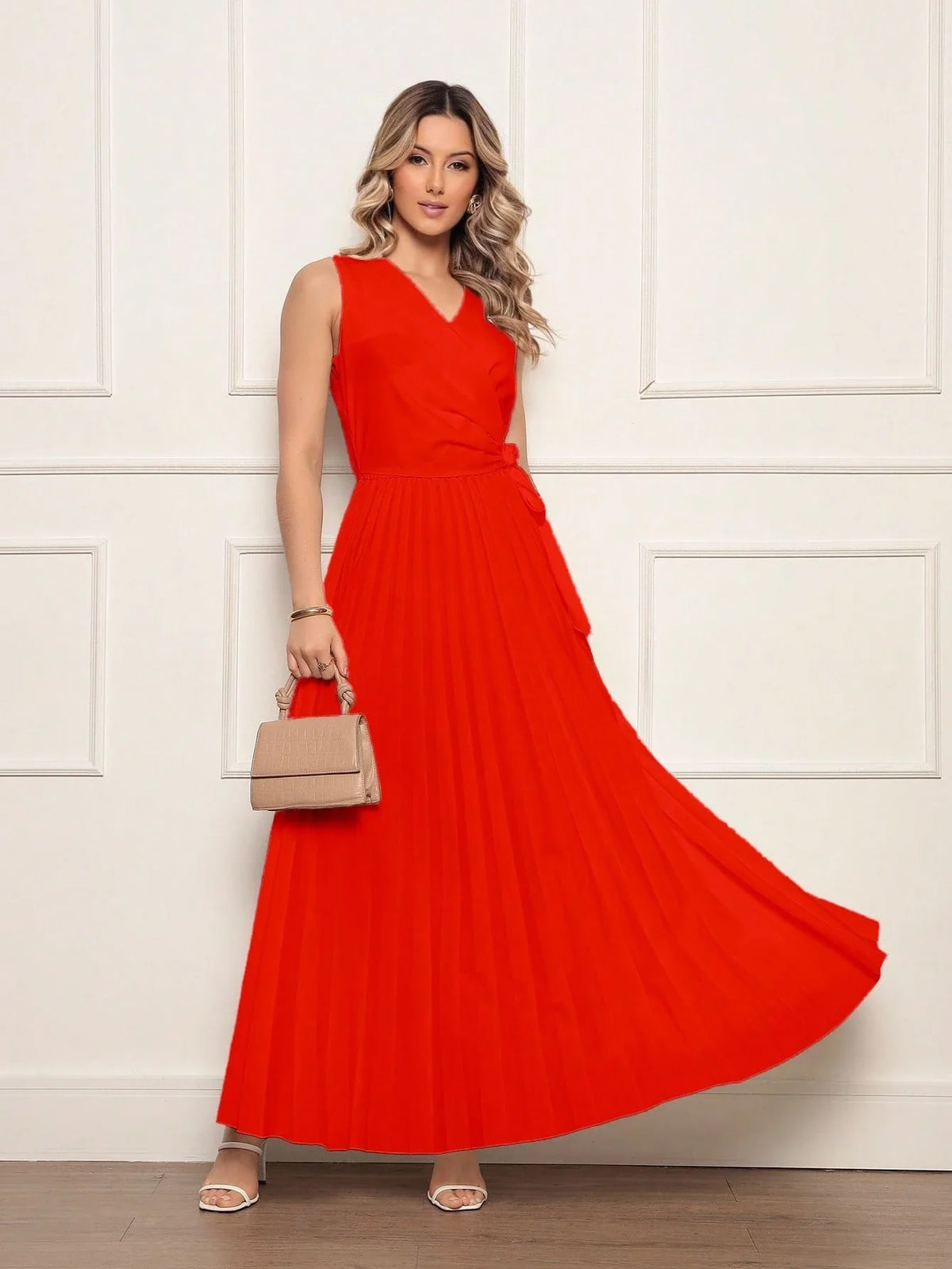 Vestido Longo Plissado Sem Manga com Decote em V e Cintura Ajustável